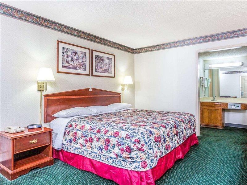 Days Inn By Wyndham Корнелия Экстерьер фото