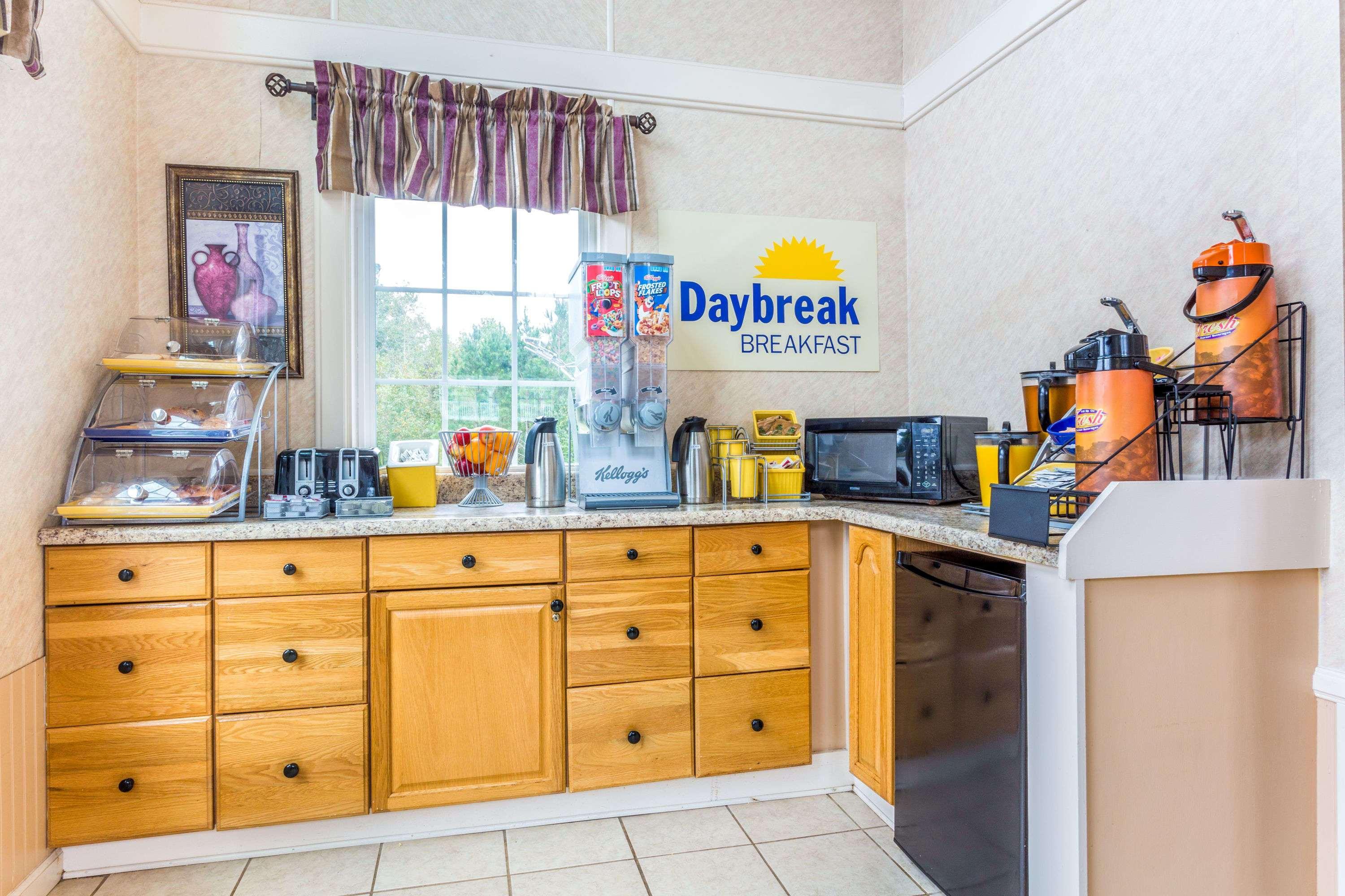 Days Inn By Wyndham Корнелия Экстерьер фото
